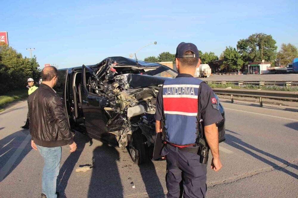 Tıra arkadan çarpan minibüs hurdaya döndü: 6 yaralı