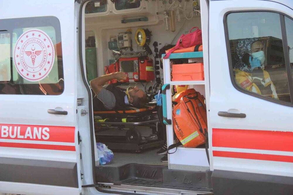 Tıra arkadan çarpan minibüs hurdaya döndü: 6 yaralı