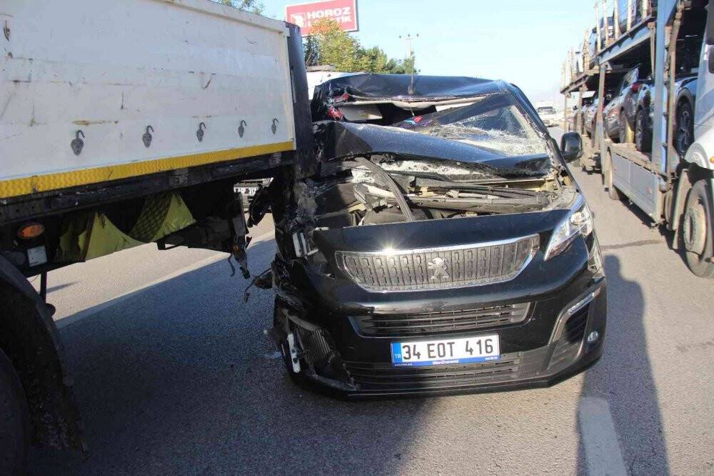 Tıra arkadan çarpan minibüs hurdaya döndü: 6 yaralı