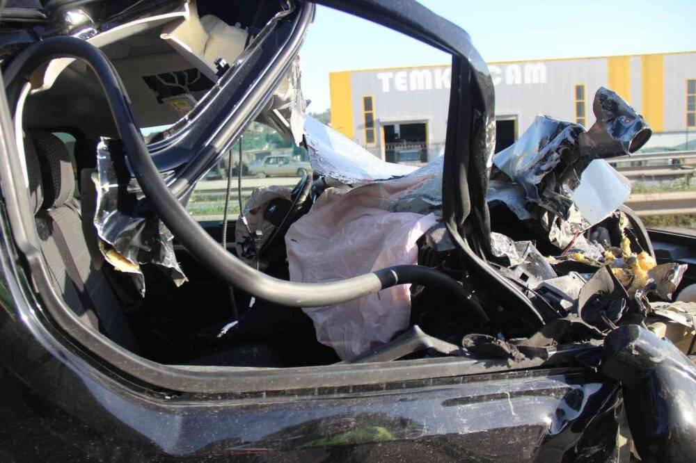 Tıra arkadan çarpan minibüs hurdaya döndü: 6 yaralı