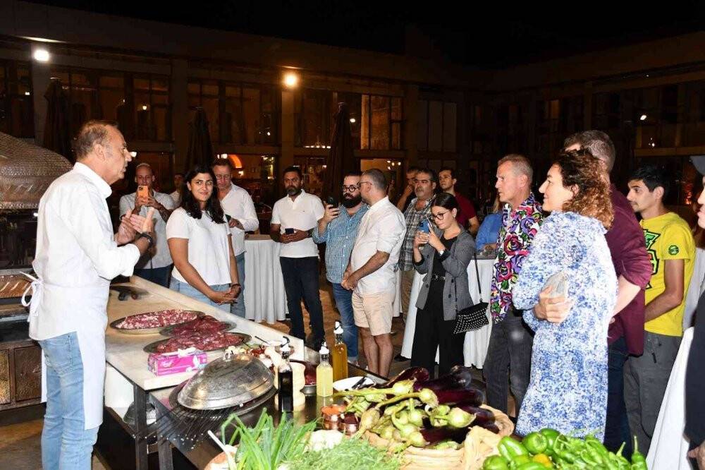 Yabancı şeflere kebap yapmayı öğretti