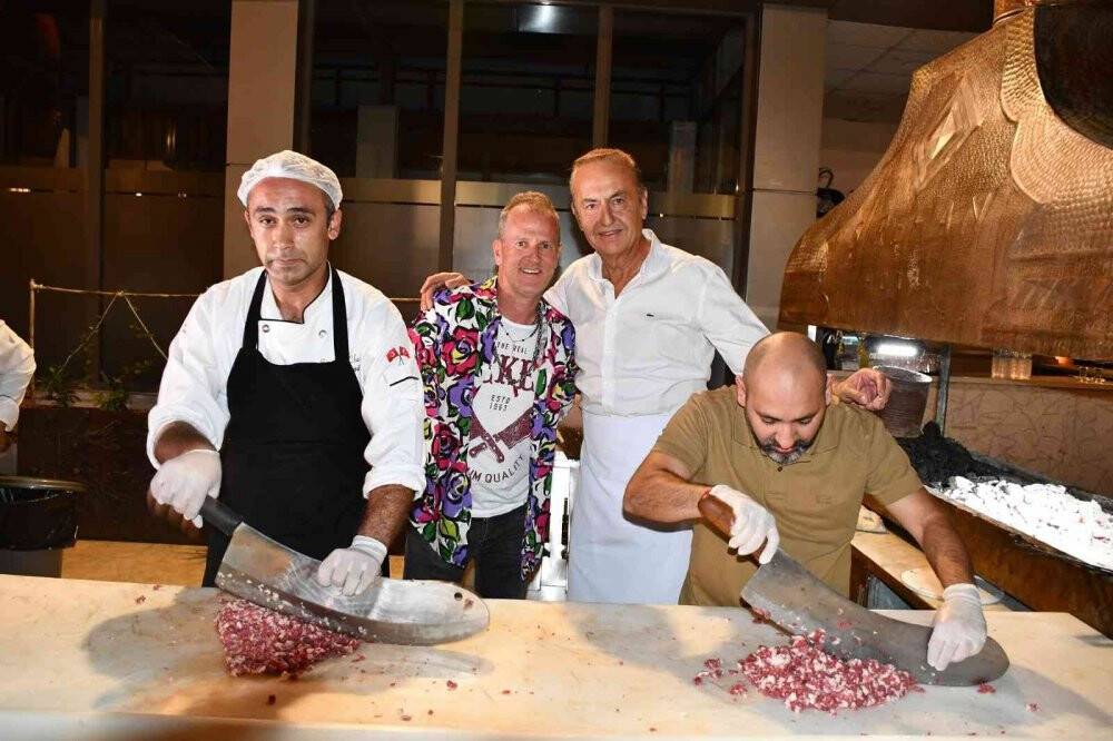 Yabancı şeflere kebap yapmayı öğretti