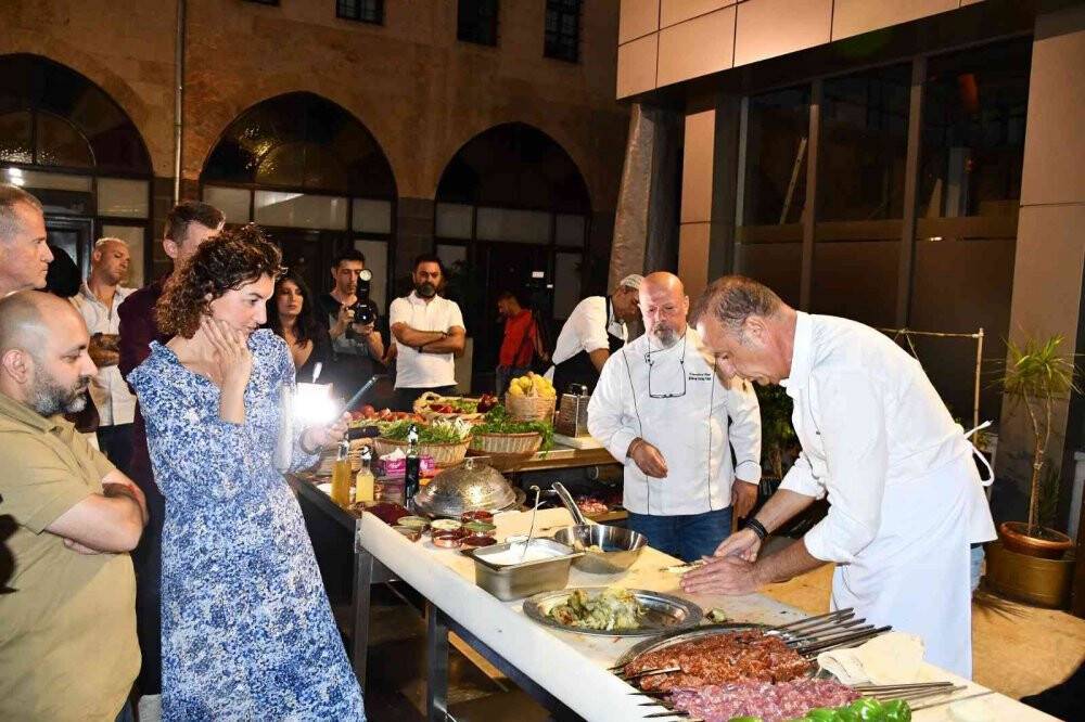 Yabancı şeflere kebap yapmayı öğretti