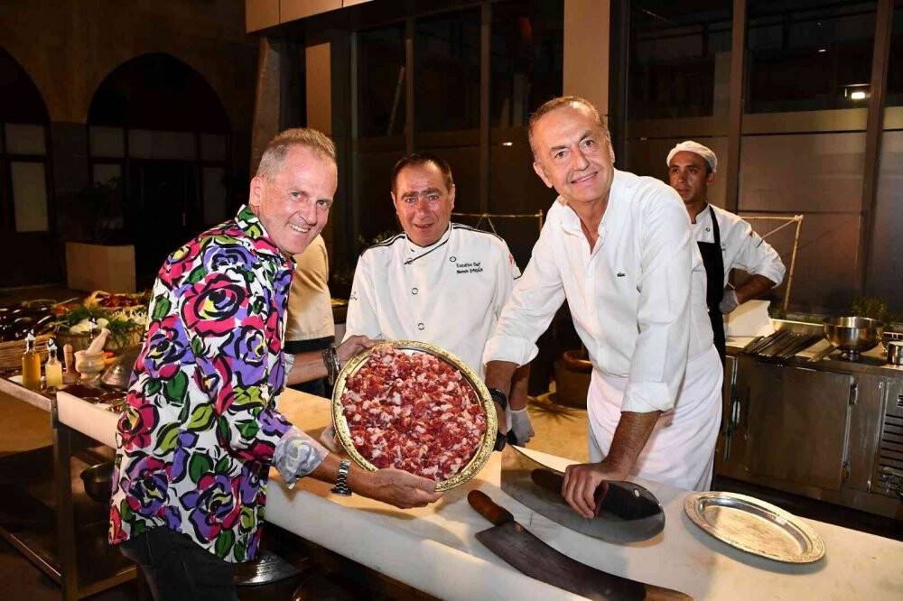 Yabancı şeflere kebap yapmayı öğretti