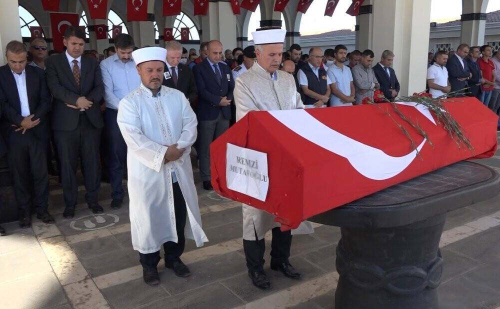 Yangında hayatını kaybeden itfaiye eri son yolcuğuna uğurlandı