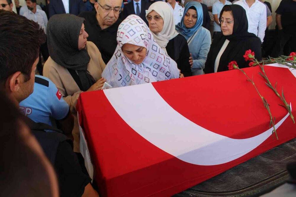 Yangında hayatını kaybeden itfaiye eri son yolcuğuna uğurlandı