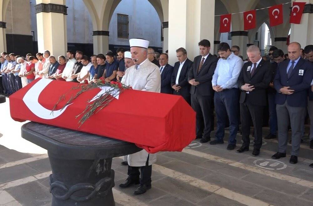 Yangında hayatını kaybeden itfaiye eri son yolcuğuna uğurlandı