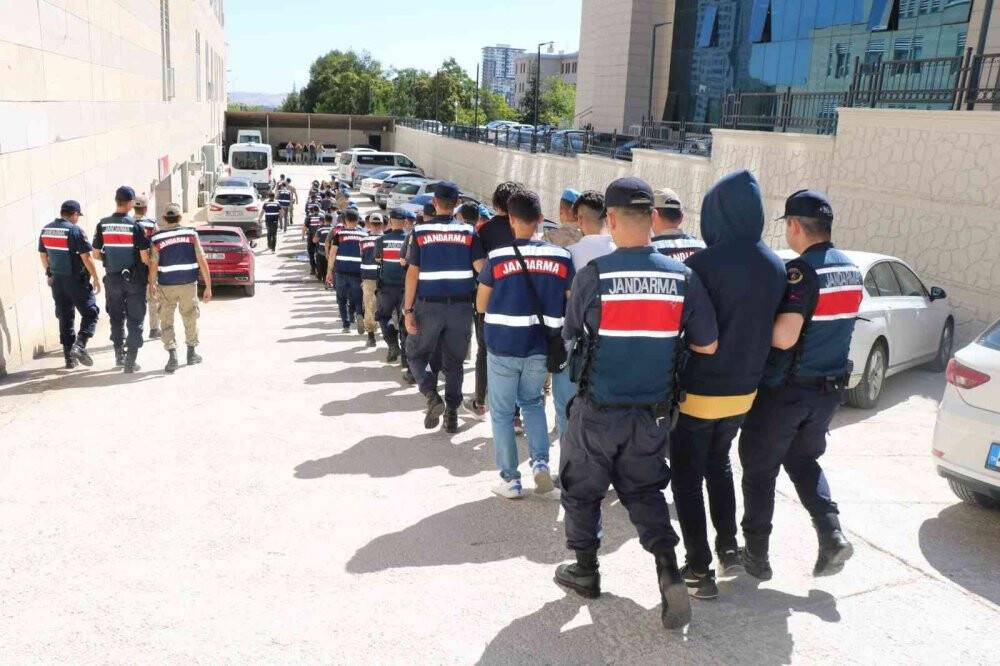 4 ilde 260 vatandaşı dolandıran suç örgütüne operasyon: 26 şüpheli adliyeye sevk edildi