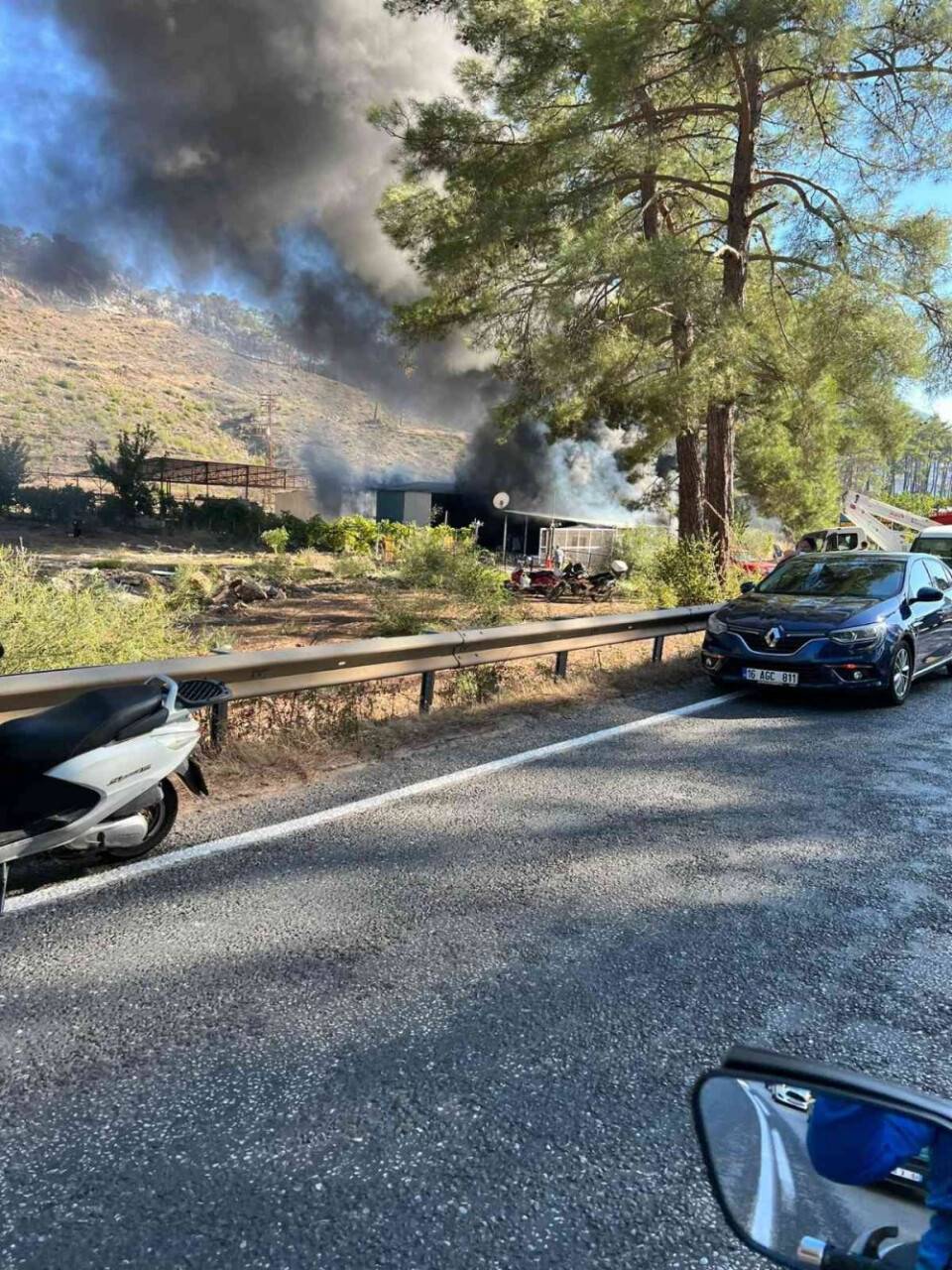 Marmaris’teki yangın ormana sıçramadan kontrol altına alındı