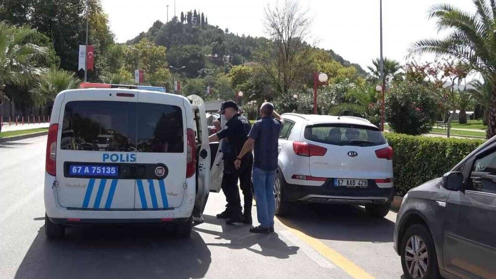 Park ederken yayalara çarptı: 2 yaralı