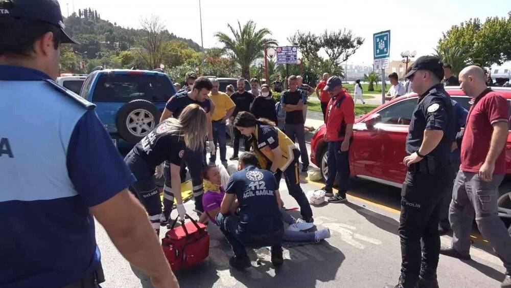 Park ederken yayalara çarptı: 2 yaralı