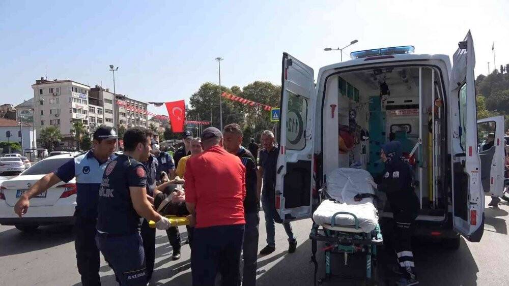 Park ederken yayalara çarptı: 2 yaralı