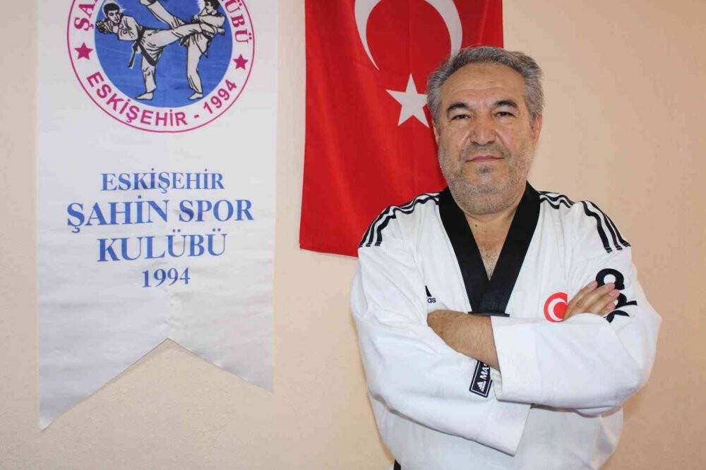 Tekvando 7. Dan derecesine sahip olan teknik direktör Şahin’in başarılı hikayesi ilgi çekiyor