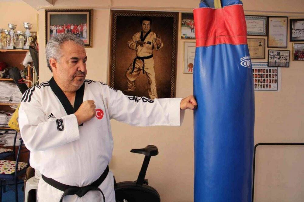 Tekvando 7. Dan derecesine sahip olan teknik direktör Şahin’in başarılı hikayesi ilgi çekiyor