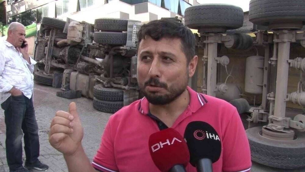 Üsküdar’da hafriyat yüklü tır devrildi: 3 araç hasar gördü