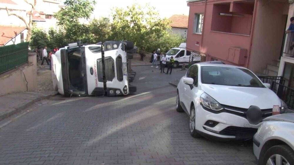 Üsküdar’da hafriyat yüklü tır devrildi: 3 araç hasar gördü