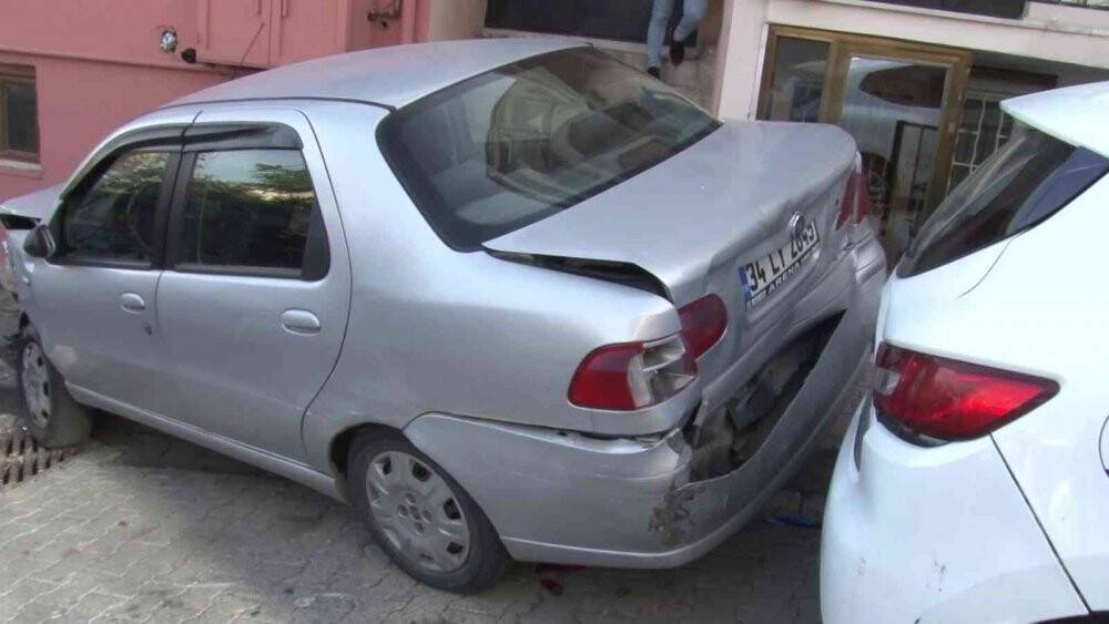 Üsküdar’da hafriyat yüklü tır devrildi: 3 araç hasar gördü