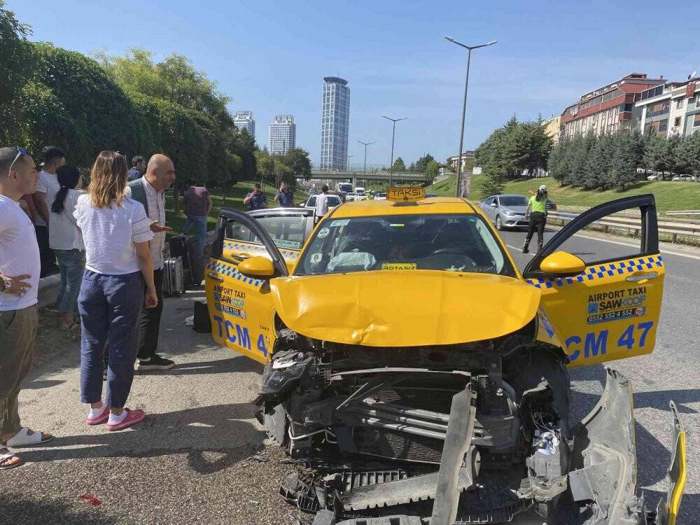 Ataşehir’de Çinli turistleri taşıyan taksi kaza yaptı: 2 yaralı