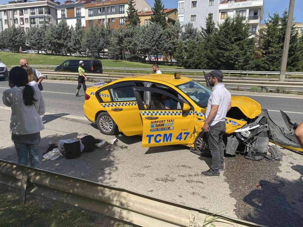 Ataşehir’de Çinli turistleri taşıyan taksi kaza yaptı: 2 yaralı