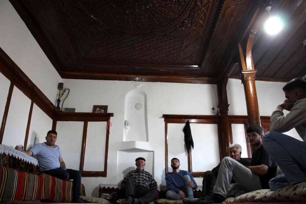 Dışardan sıradan bir ev gibi görülüyor, içerisinde 2 asırlık tarih yatıyor