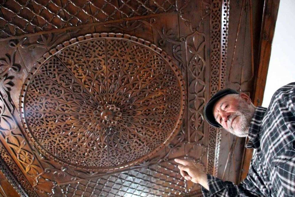 Dışardan sıradan bir ev gibi görülüyor, içerisinde 2 asırlık tarih yatıyor