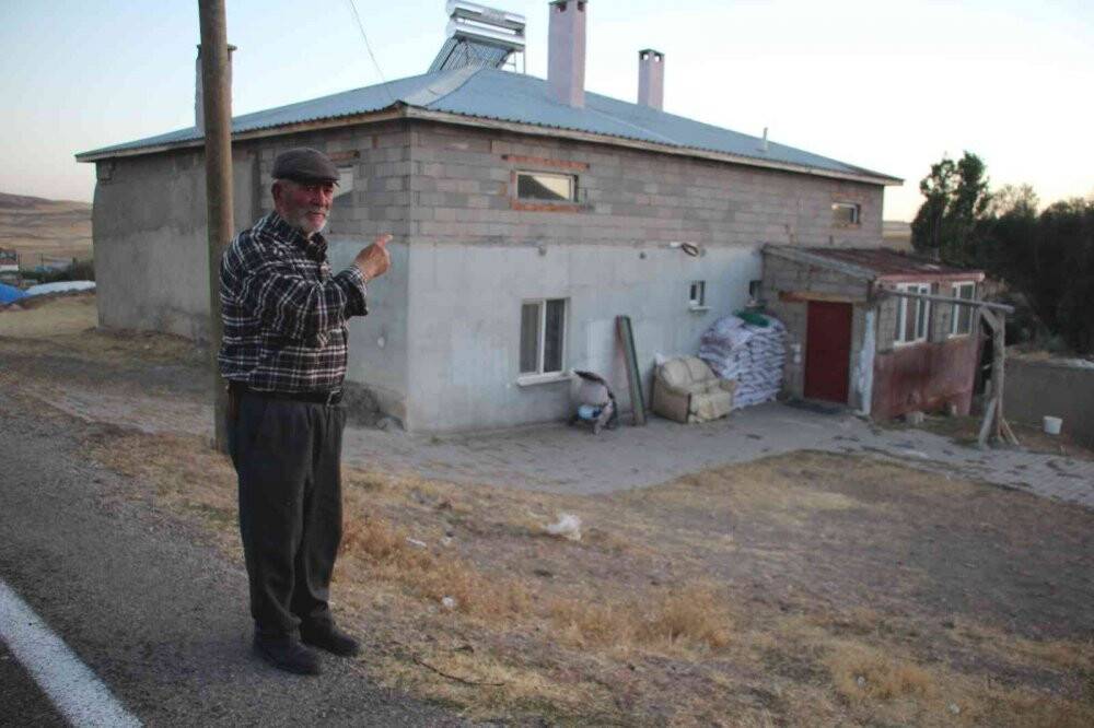 Dışardan sıradan bir ev gibi görülüyor, içerisinde 2 asırlık tarih yatıyor