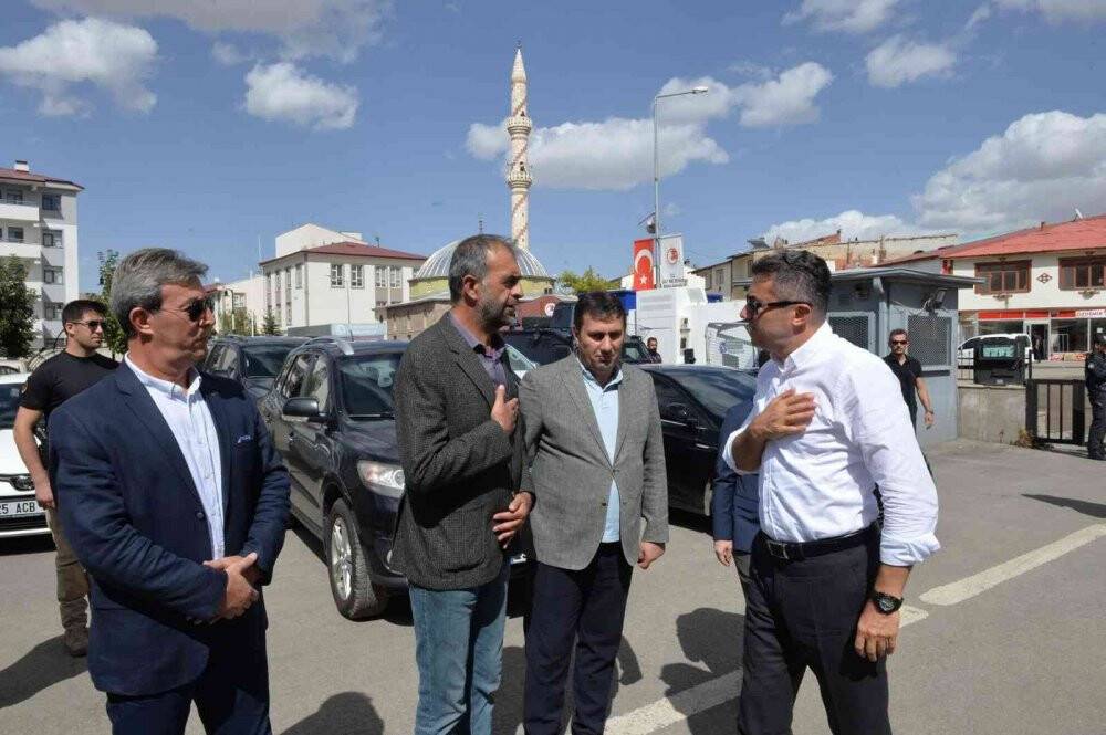 Erzurum Valisi Okay Memiş, deprem bölgesinde