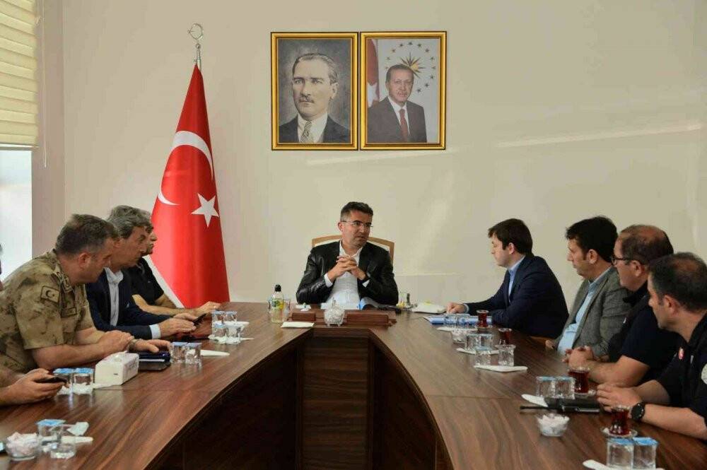 Erzurum Valisi Okay Memiş, deprem bölgesinde