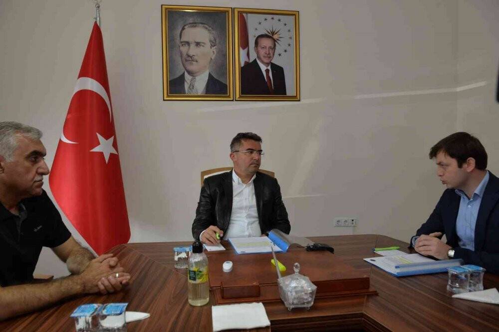 Erzurum Valisi Okay Memiş, deprem bölgesinde