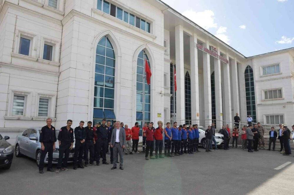 Erzurum Valisi Okay Memiş, deprem bölgesinde