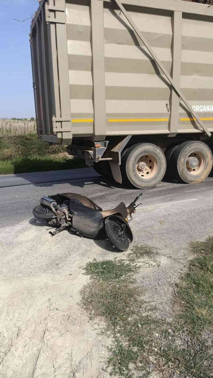 Kamyona yol vermek istedikleri esnada motosikletten düştüler: 2 yaralı