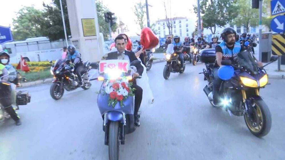 Motor tutkunu damadın gelin arabası da motosiklet oldu, görenler şaşırdı