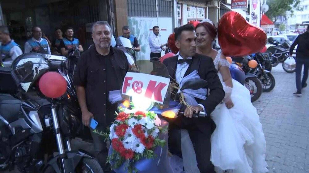 Motor tutkunu damadın gelin arabası da motosiklet oldu, görenler şaşırdı