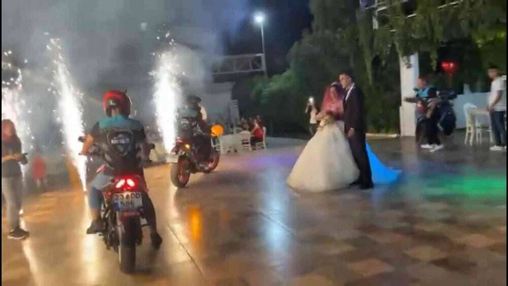 Motor tutkunu damadın gelin arabası da motosiklet oldu, görenler şaşırdı