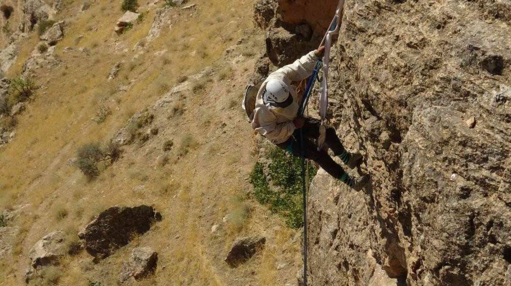 Ölüme meydan okuyup 200 metrelik kayalıklardan "kaya balını" topladı