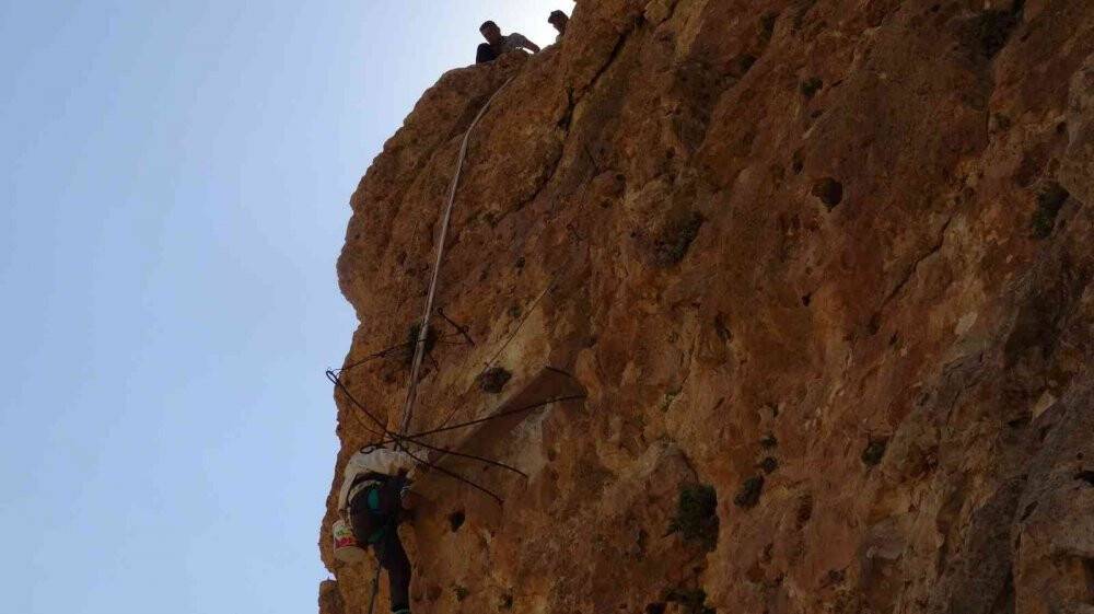 Ölüme meydan okuyup 200 metrelik kayalıklardan "kaya balını" topladı