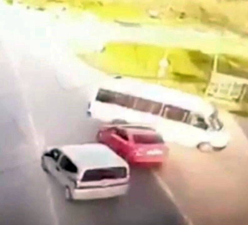 Otomobil ile minibüs çarpıştı, 3 kişi yaralandı: Kaza anı kamerada