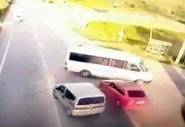 Otomobil ile minibüs çarpıştı, 3 kişi yaralandı: Kaza anı kamerada