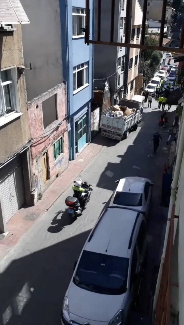 Şişli’de denetimden kaçan şüpheli aracını polislerin üzerine sürdü