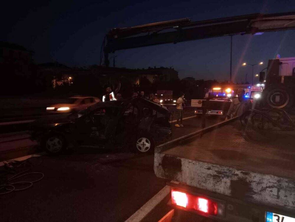 TEM Otoyolu’nda kontrolden çıkan otomobil önce otomobile sonra hafriyat kamyonuna çarptı: 4 yaralı