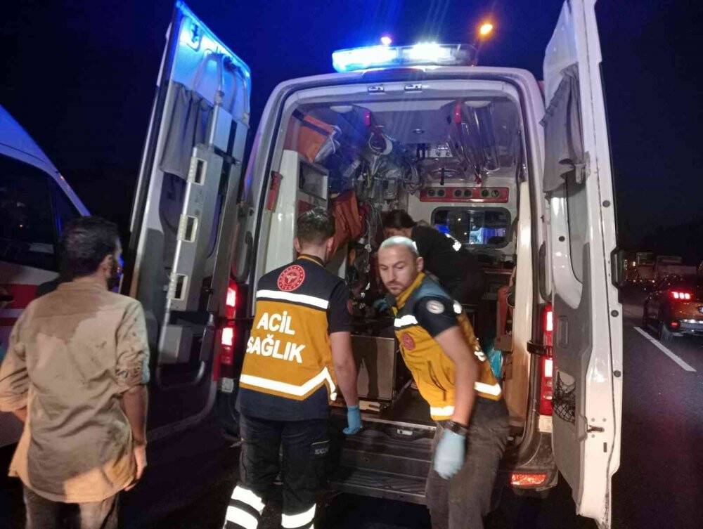 TEM Otoyolu’nda kontrolden çıkan otomobil önce otomobile sonra hafriyat kamyonuna çarptı: 4 yaralı