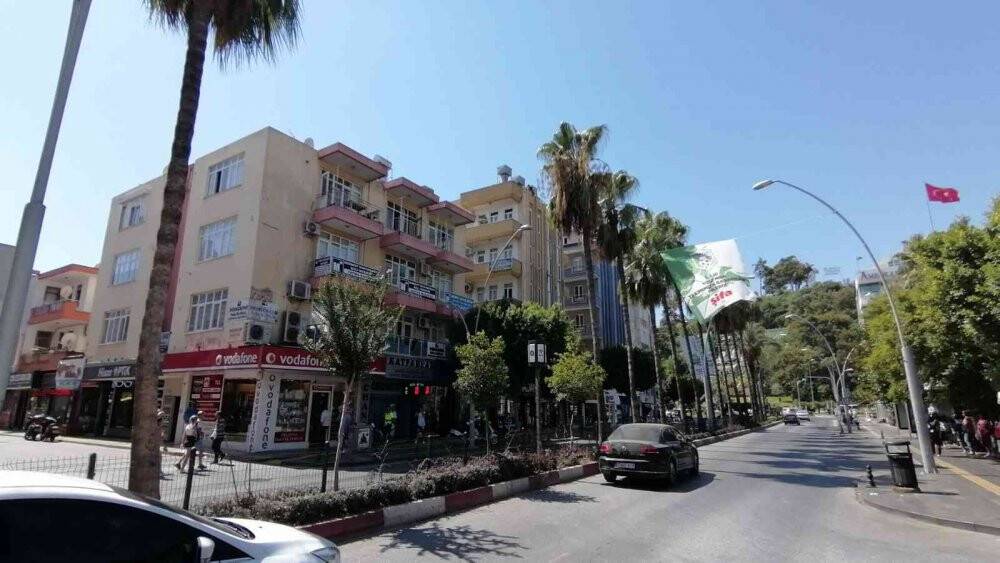 5 katlı apartmanın çatısına çıkan genç, yürekleri ağza getirdi