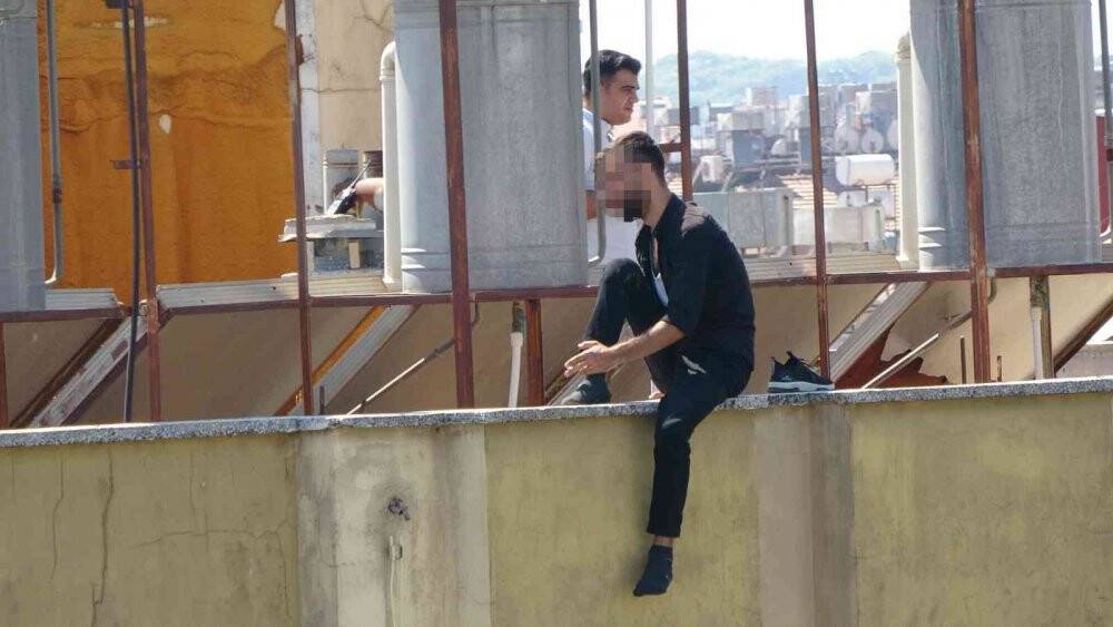 5 katlı apartmanın çatısına çıkan genç, yürekleri ağza getirdi