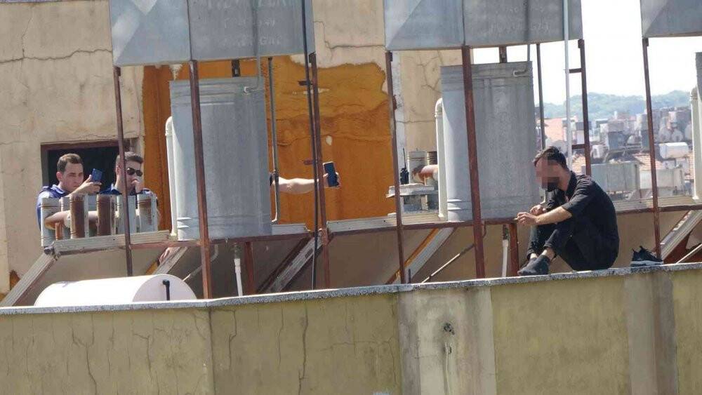 5 katlı apartmanın çatısına çıkan genç, yürekleri ağza getirdi