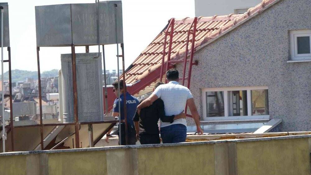 5 katlı apartmanın çatısına çıkan genç, yürekleri ağza getirdi
