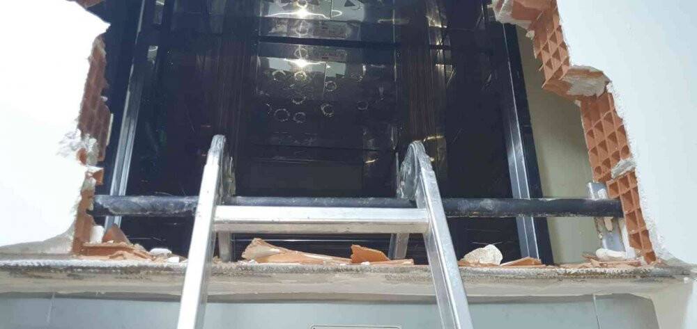 Bir saatlik asansör kabusuna itfaiye ekipleri son verdi