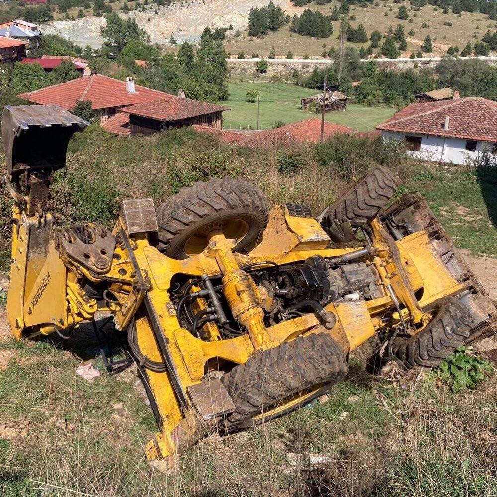 Devrilen iş makinesinin altında kalan operatör tedavi altına alındı