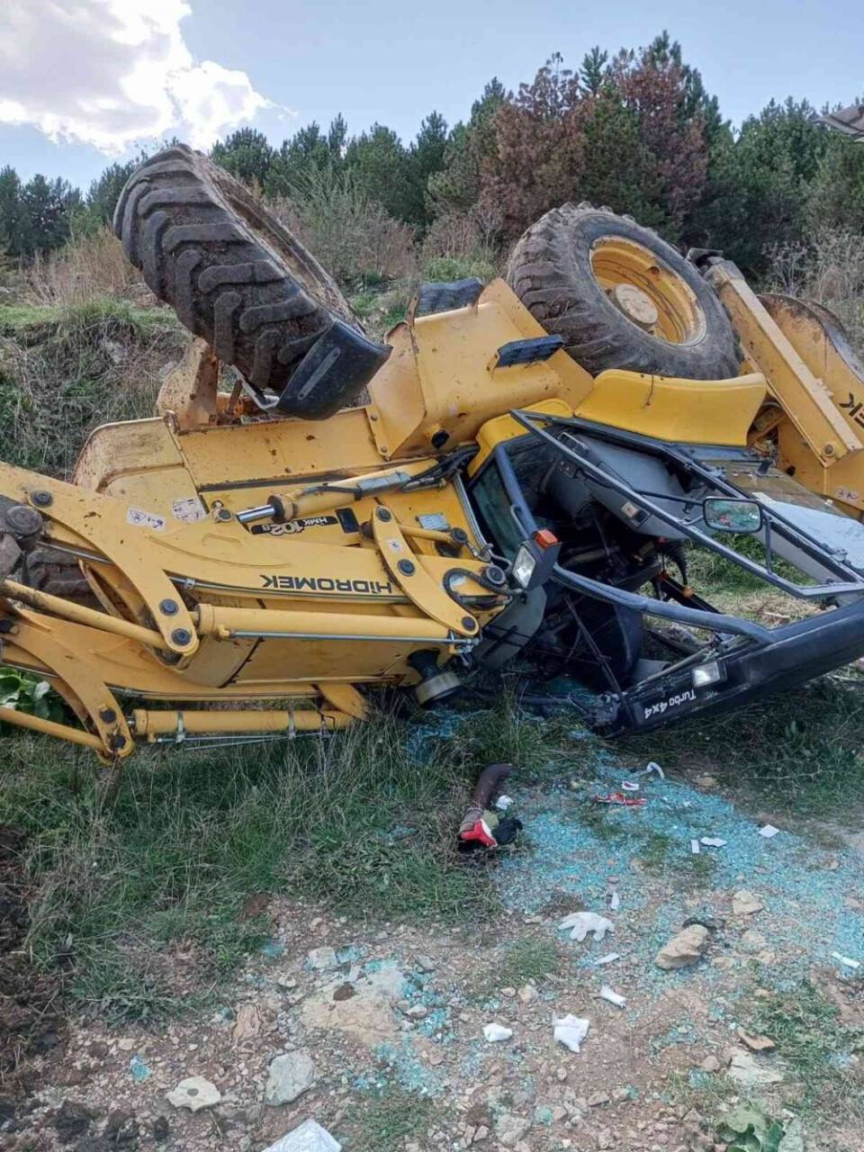 Devrilen iş makinesinin altında kalan operatör tedavi altına alındı