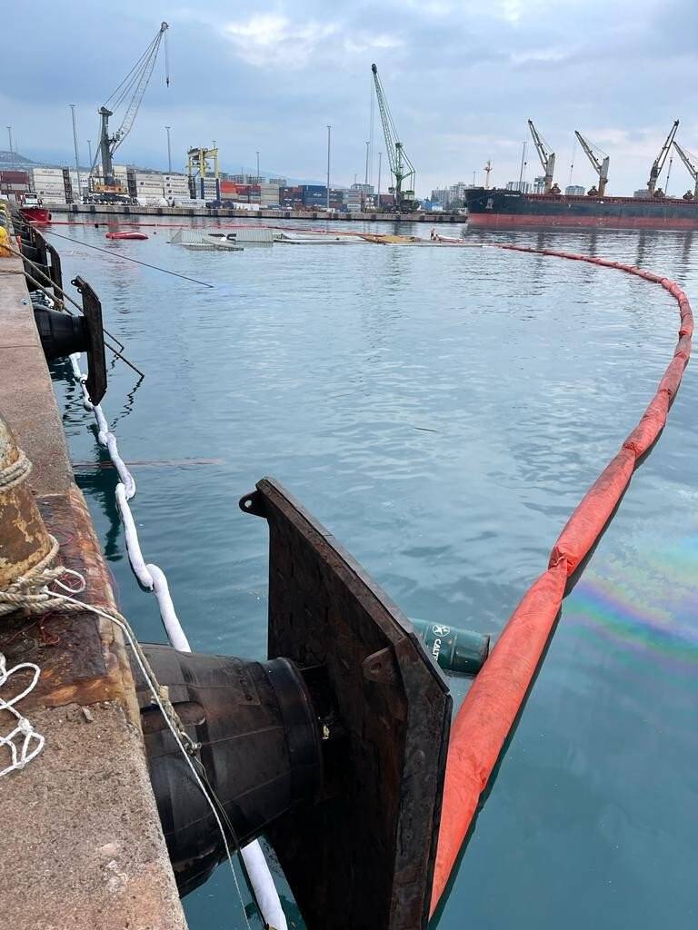 İskenderun’da konteyner gemisi battı