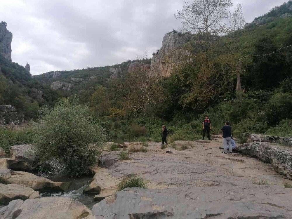 Kayalıklardan düşerek ölen gencin annesinin feryadı yürekleri dağladı